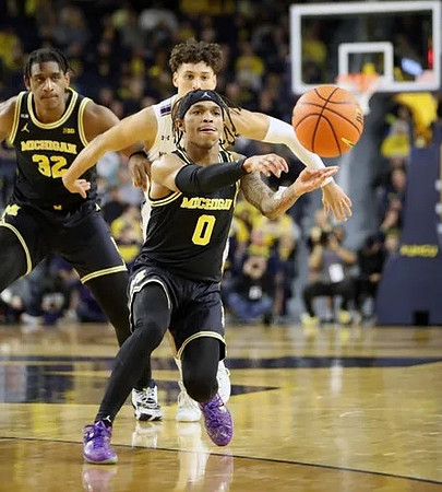 Tarris Reed Jr. (32) and Dug McDaniel (0)