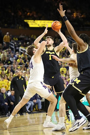 Hunter Dickinson (1) and Tarris Reed Jr. (32)