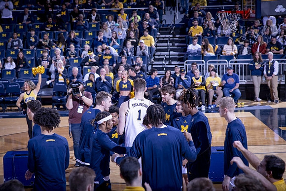 Hunter Dickinson (1) and Michigan Team