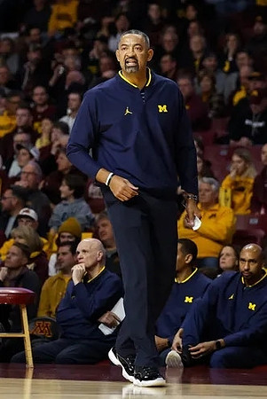 Juwan Howard, Phil Martelli, Howard Eisley, and Saddi Washington