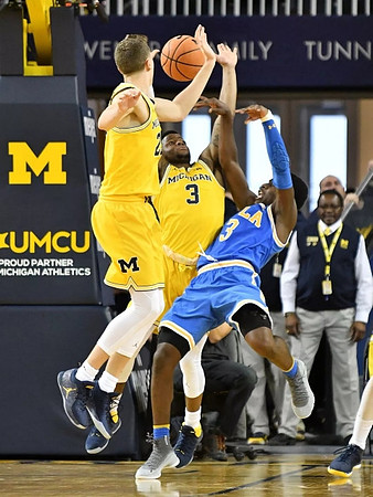 Duncan Robinson (22) and Zavier Simpson (3)