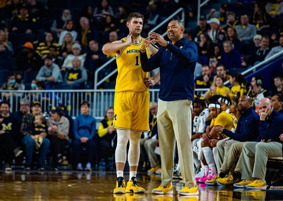 Hunter Dickinson (1) and Juwan Howard