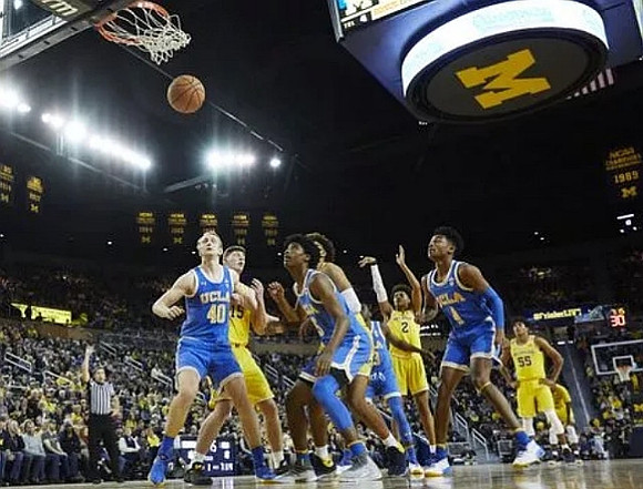 Jon Teske (15), Jordan Poole (2), and Eli Brooks (55)