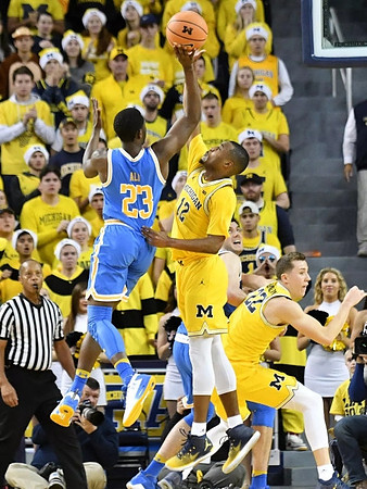 Muhammad-Ali Abdur-Rahkman (12) and Duncan Robinson (22)