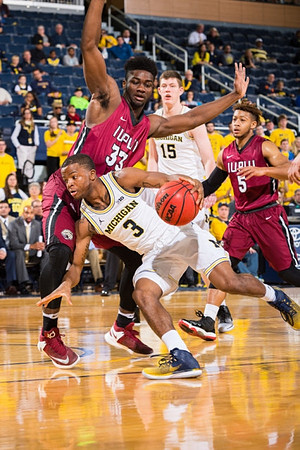 Xavier Simpson (3) and Jon Teske (15)