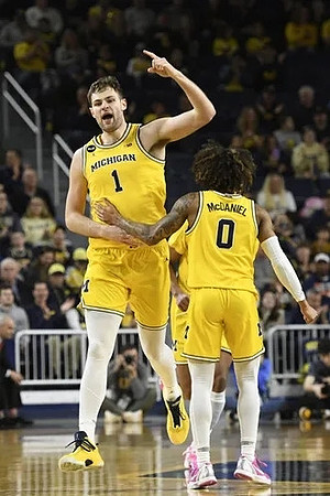 Hunter Dickinson (1) and Dug McDaniel (0)