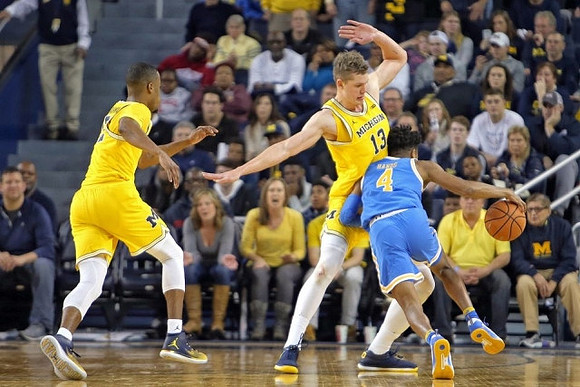 Jaaron Simmons (5) and Moritz Wagner (13)