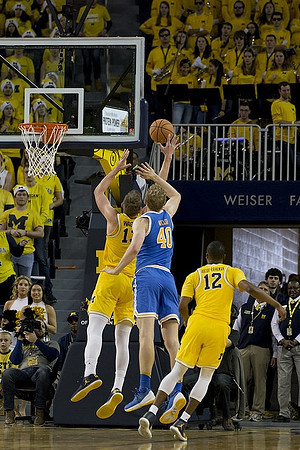 Muhammad-Ali Abdur-Rahkman (12) and Moritz Wagner (13)