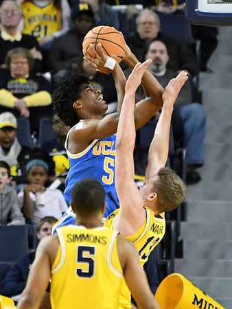 Moritz Wagner (13) and Jaaron Simmons (5)