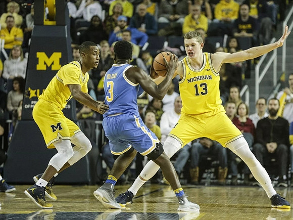 Muhammad-Ali Abdur-Rahkman (12) and Moritz Wagner (13)