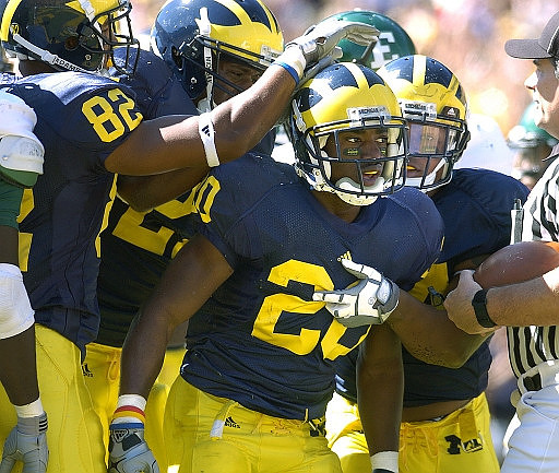 LaTerryal Savoy (82) and Michael Shaw (20)
