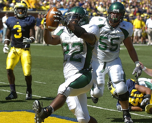 Stevie Brown (3) and Michael Williams (40)