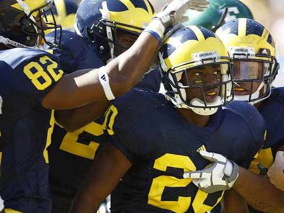 LaTerryal Savoy (82) and Michael Shaw (20)