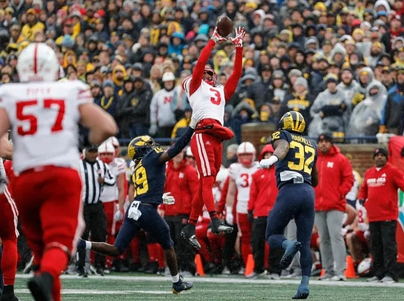 Rod Moore (19) and Jaylen Harrell (32)