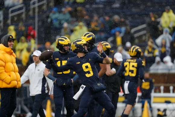 J.J. McCarthy (9) and Michigan Team