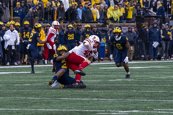 Michael Barrett (23) and R.J. Moten (6)