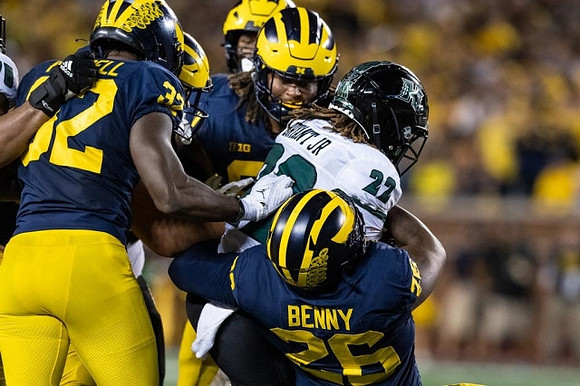 Jaylen Harrell (32) and Rayshaun Benny (26)