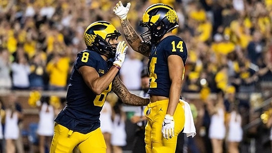 Ronnie Bell (8) and Roman Wilson (14)