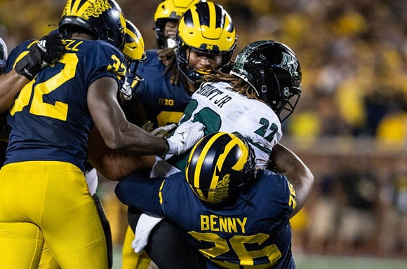 Jaylen Harrell (32) and Rayshaun Benny (26)