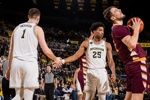 Hunter Dickinson (1) and Jace Howard (25)