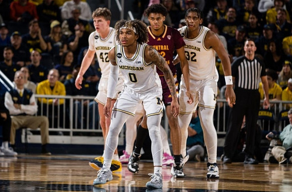 Will Tschetter (42), Dug McDaniel (0), and Tarris Reed Jr. (32)