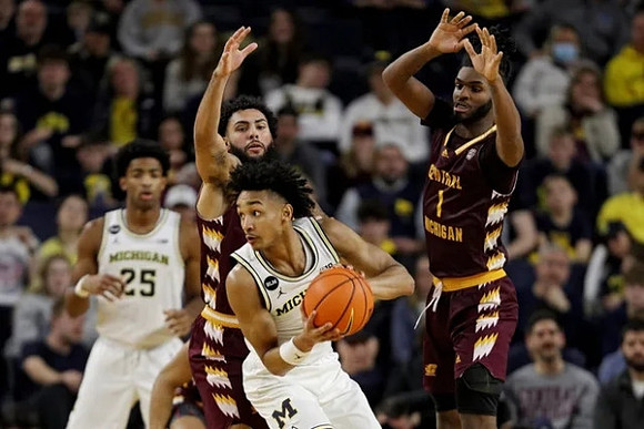 Jace Howard (25) and Kobe Bufkin (2)
