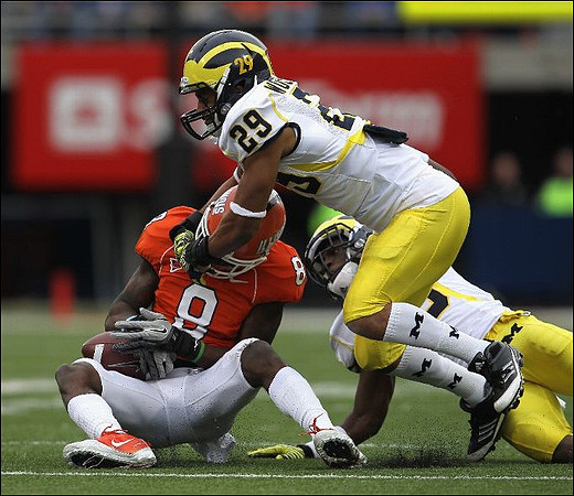 Courtney Avery (5) and Troy Woolfolk (29)
