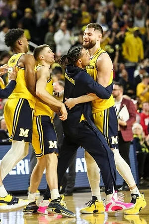 Hunter Dickinson (1) and Michigan Team