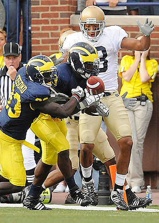 Stevie Brown (3) and Boubacar Cissoko (33)