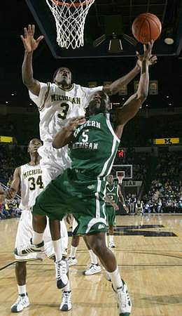 Manny Harris (3) and DeShawn Sims (34)