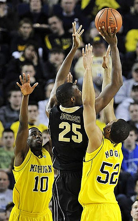Tim Hardaway Jr. (10) and Jordan Morgan (52)