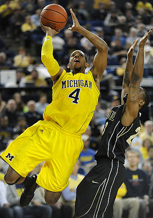 Darius Morris (4)
