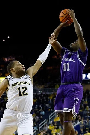 DeVante' Jones (12)
