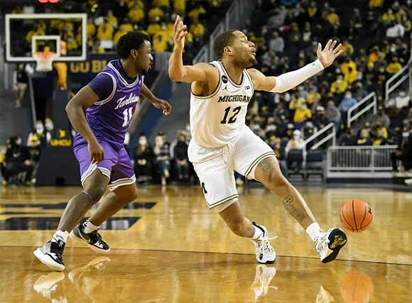 DeVante' Jones (12)
