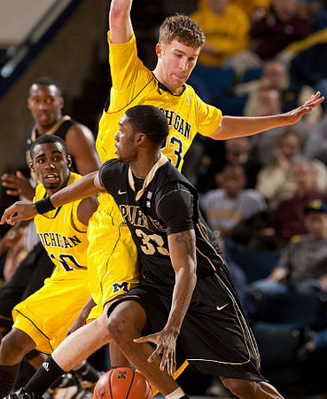 Tim Hardaway Jr. (10) and Evan Smotrycz (23)