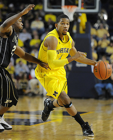 Darius Morris (4)