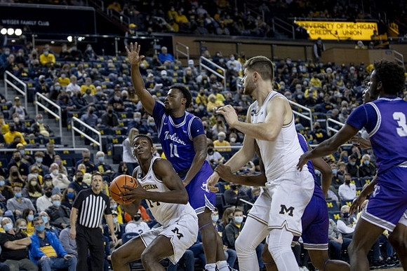 Moussa Diabate (14) and Hunter Dickinson (1)