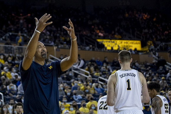 Juwan Howard, Caleb Houstan (22), Hunter Dickinson (1), and Eli Brooks (55)