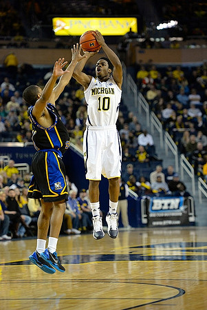 Derrick Walton Jr. (10)