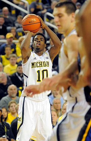 Derrick Walton Jr. (10) and Mitch McGary (4)
