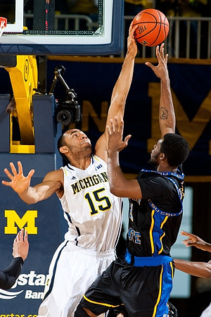 Jon Horford (15)