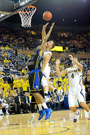 Max Bielfeldt (44) and Mitch McGary (4)