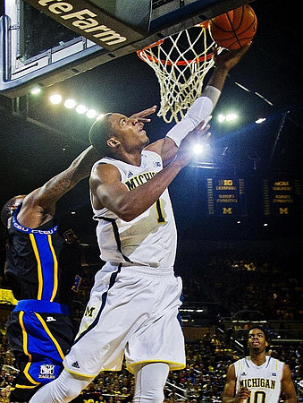 Glenn Robinson III (1) and Derrick Walton Jr. (10)