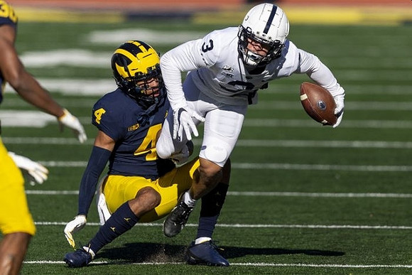 Daxton Hill (30) and Vincent Gray (4)