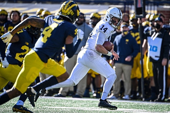 Hunter Reynolds (27) and Vincent Gray (4)