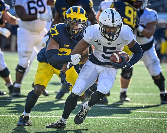 Hunter Reynolds (27) and Taylor Upshaw (91)