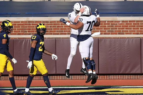 Vincent Gray (4) and Hunter Reynolds (27)