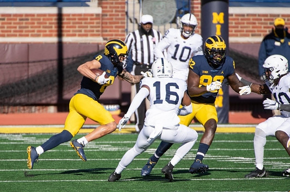 Ronnie Bell (8) and Nick Eubanks (82)