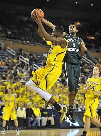 Spike Albrecht (2), Caris LeVert (23), and Max Bielfeldt (44)