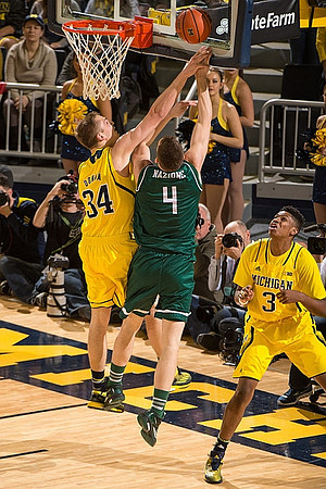 Mark Donnal (34) and Kameron Chatman (3)
